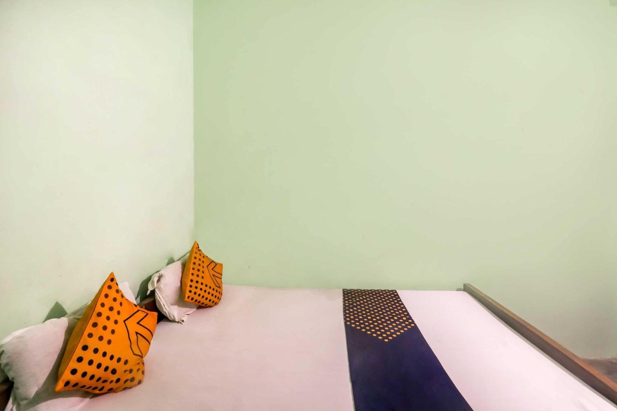 Spot On Mishra Guest House Варанасі Екстер'єр фото