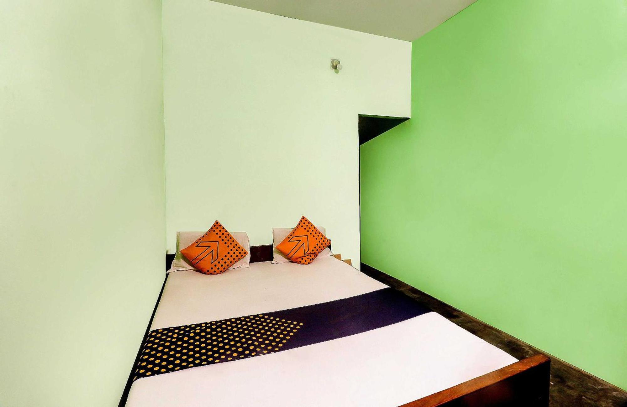 Spot On Mishra Guest House Варанасі Екстер'єр фото