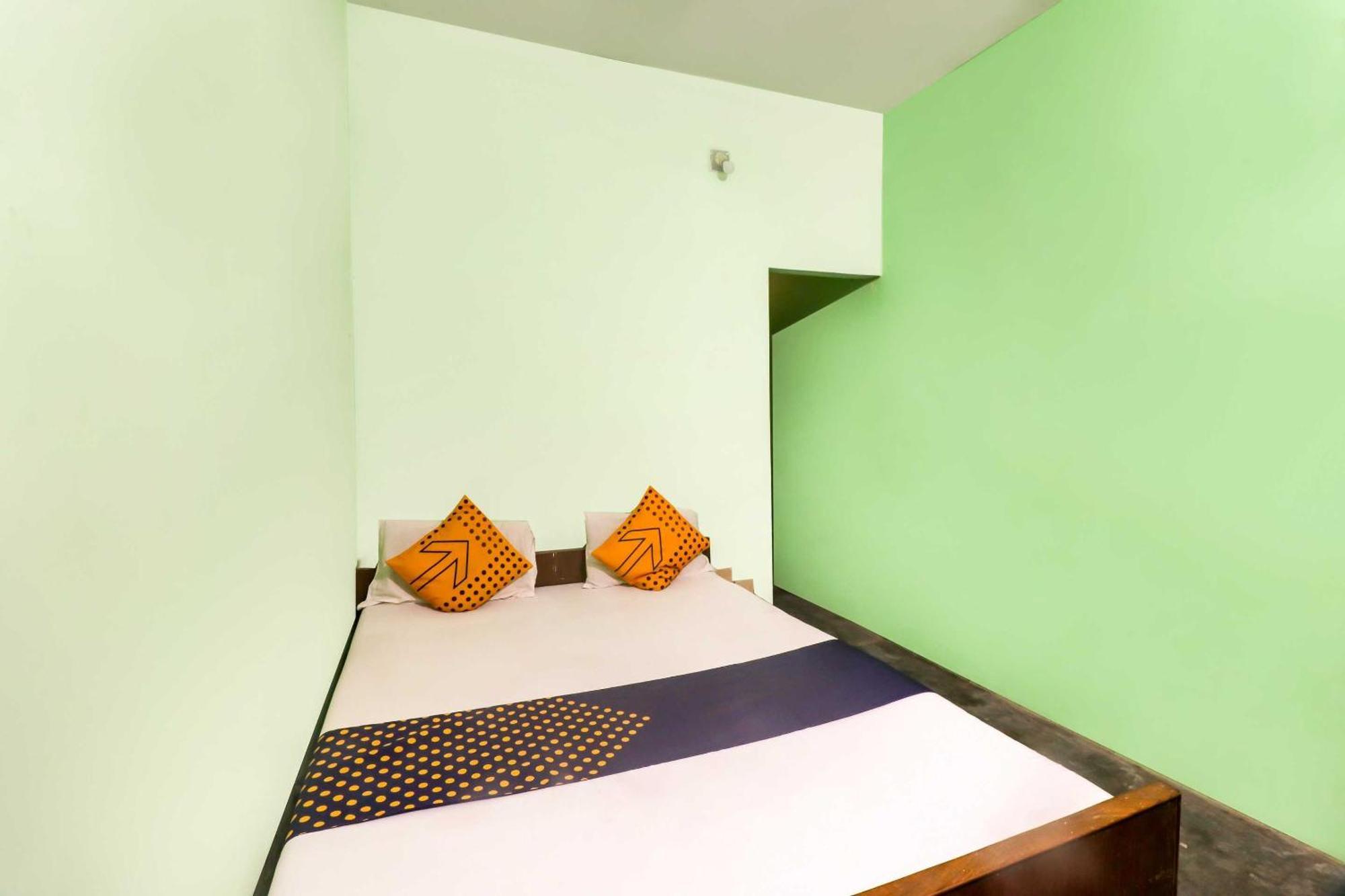 Spot On Mishra Guest House Варанасі Екстер'єр фото