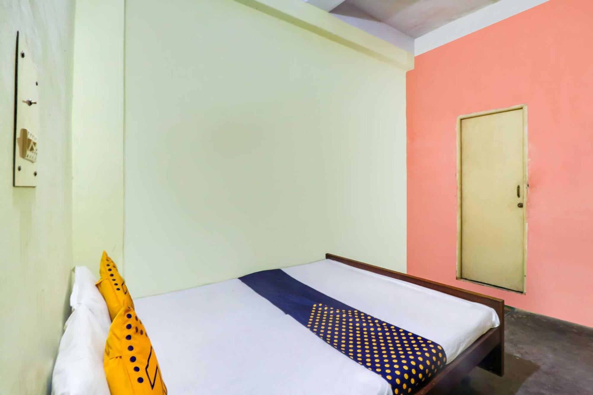 Spot On Mishra Guest House Варанасі Екстер'єр фото