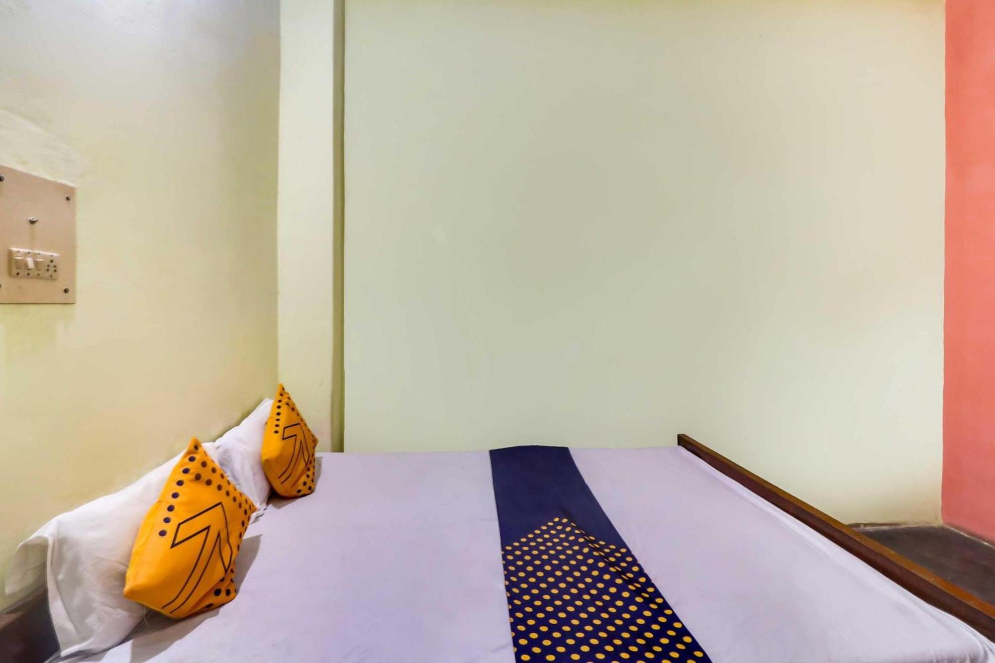 Spot On Mishra Guest House Варанасі Екстер'єр фото